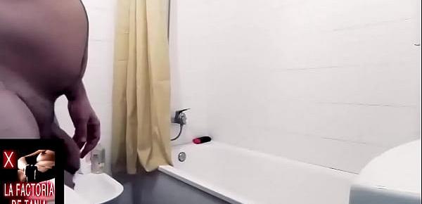  Se limpia el coño en la bañera y después se folla a su marido en la ducha. A la gitana le encanta tener sexo en el baño